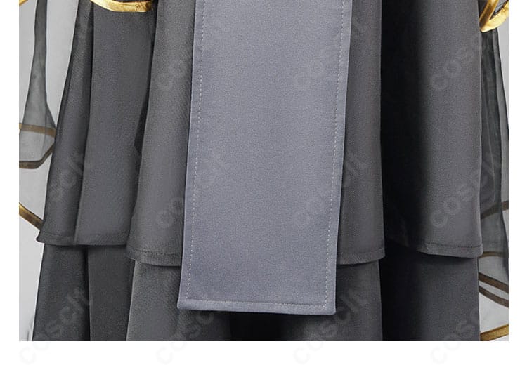 ウェディングドレスのスカート装飾ディテール。裾の重なりと華やかな質感をクローズアップ