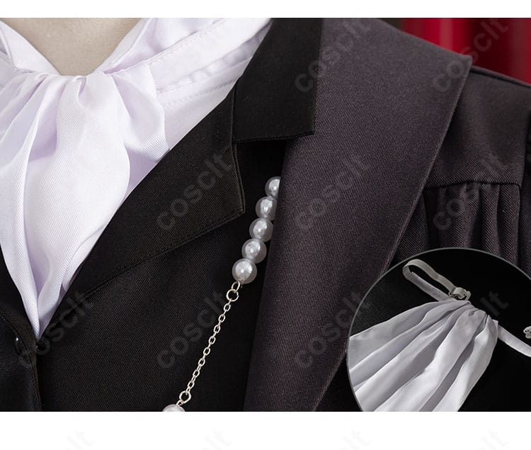 スカーフと襟元装飾のディテール。寄宿学校編の知的な印象を高める上品な質感。