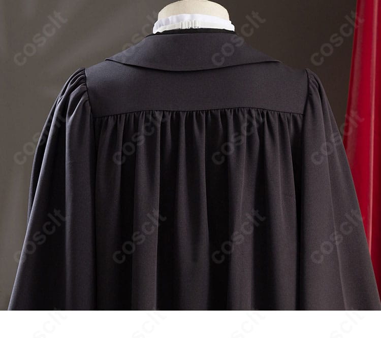 背面ディテールのクローズアップ。背中心のライン取りと装飾の配置が明瞭。