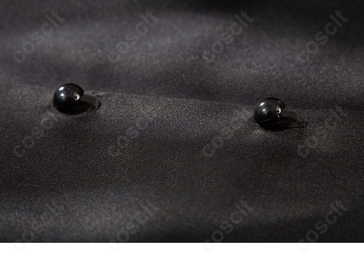 ボタンのアップ。艶感のある素材でクラシカルな雰囲気を再現。