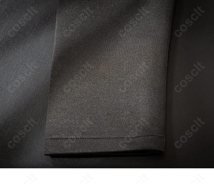 袖装飾の詳細。ステッチと装飾のバランスが美しい仕上がり。