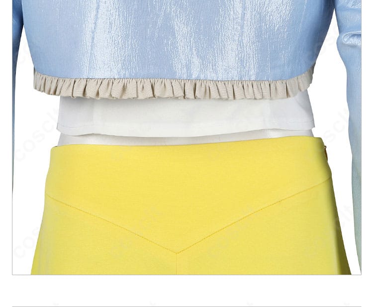 裾デザインのクローズアップ。ドレープ感と広がりのバランスを見せる背面裾の意匠。