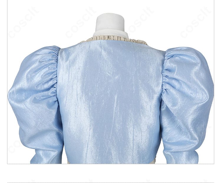 背面全体のデザイン。後ろ姿のシルエットとレイヤードの見え方を確認できるカット。