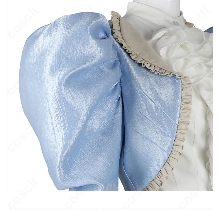 肩周りの装飾ディテール。立体的なパーツ配置と仕立ての精度を示すクローズアップ。