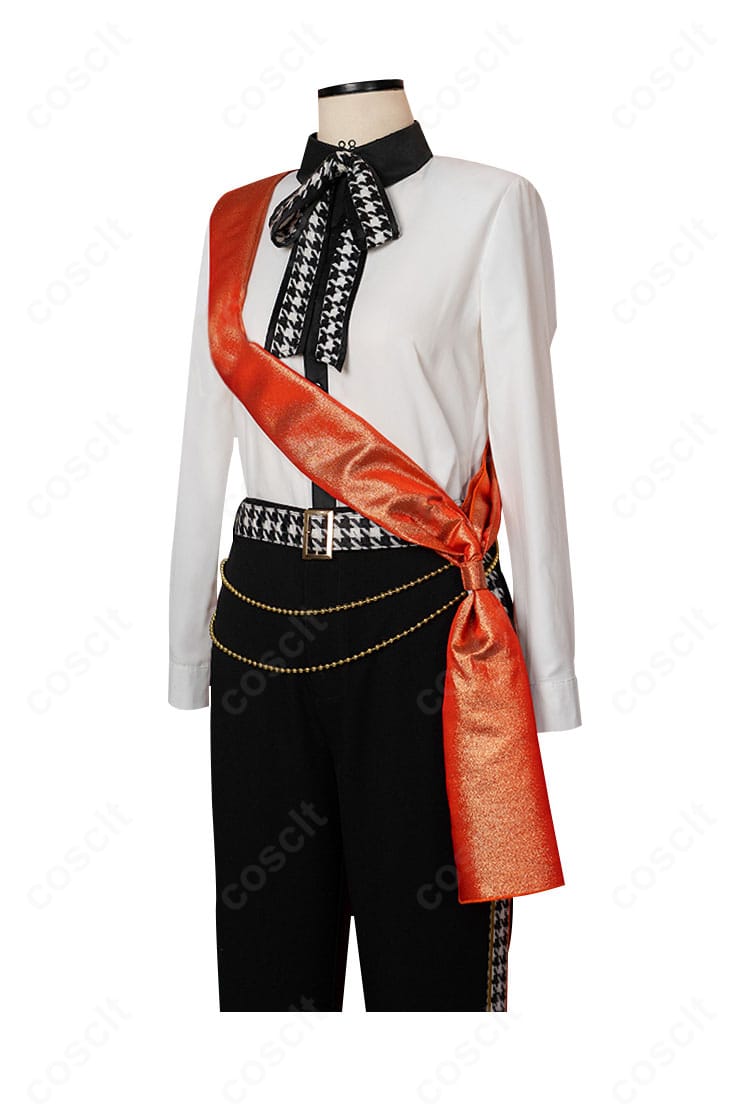 インナーシャツ正面ディテール。胸元の刺繍とボタン位置、きれいな襟元の仕立てが伝わるクローズアップ