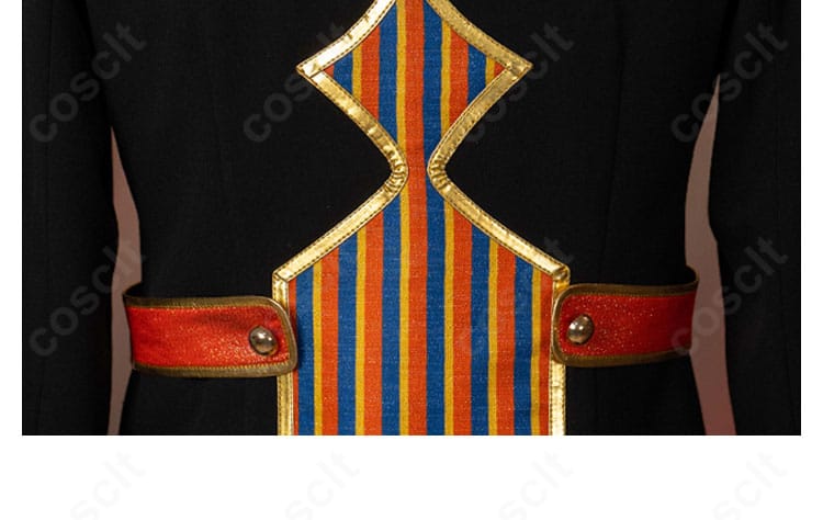 腰回り背面ディテール。ベルトやたすきの取り回しとバランスが分かる写真