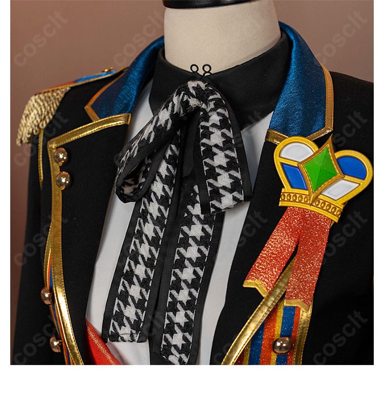 前胸部分の刺繍と装飾のクローズアップ。密度ある刺繍と金具の配置で高再現を示す画像