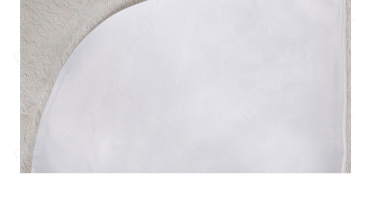 神化衣装の襟元刺繍ディテール、細密なステッチと模様のアップ