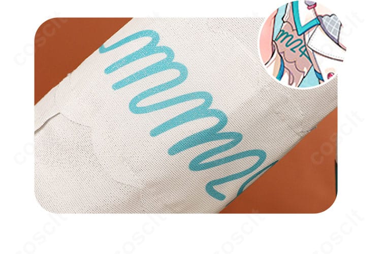 袖口装飾のクローズアップ(ライン配色とボタンの配置)