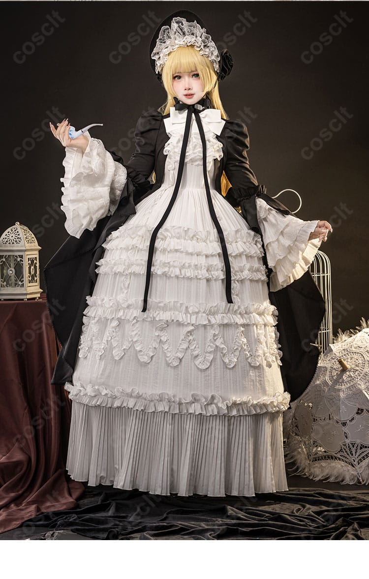 正面の細部。襟元スカーフと胸元の装飾が強調されたゴシックな印象。