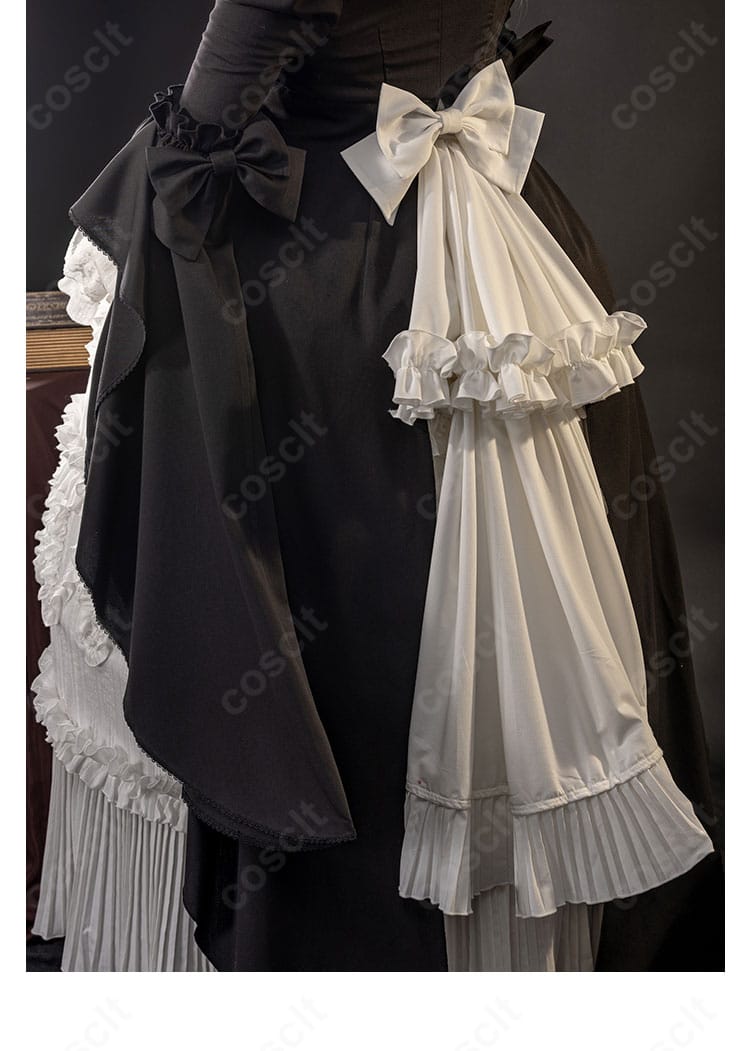 背面スカート装飾の近接。後ろ裾の縁取りとモチーフ配置を確認。