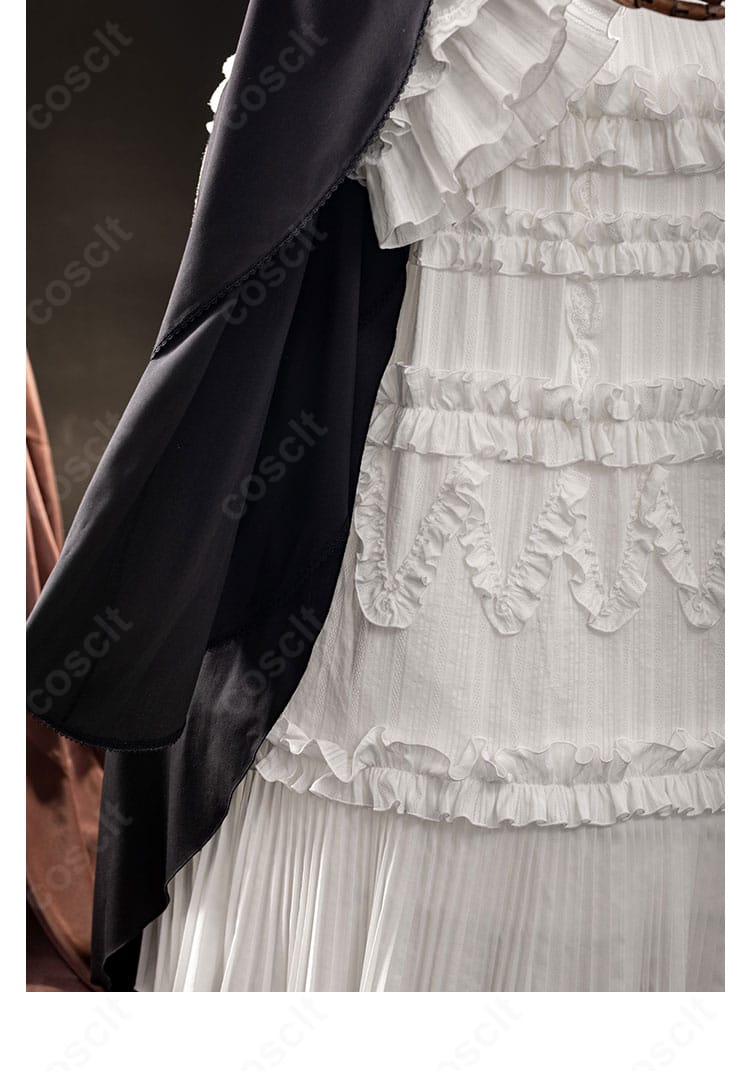 スカートのストライプ意匠。縦ラインでクラシックな雰囲気を演出。