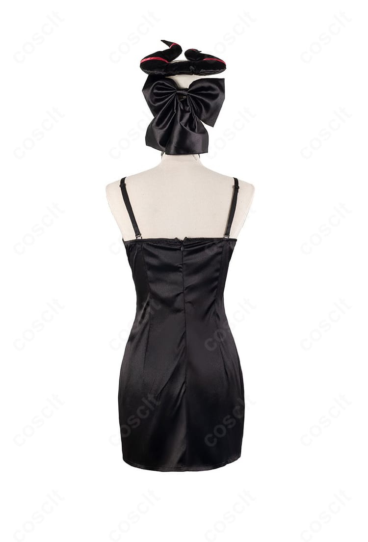 スカート背面のプリーツとヘムラインのディテール。動きに映える構造