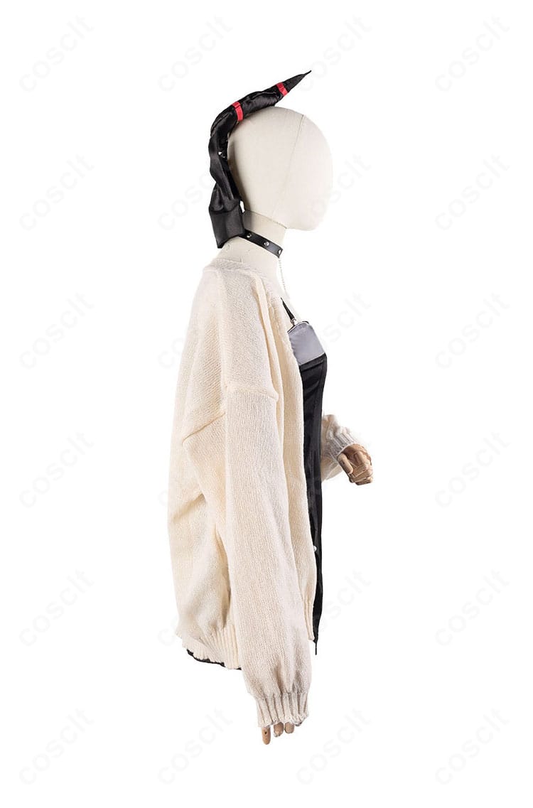 鬼方カヨコ コスプレ衣装の右側面。コートのラインとストラップ位置のディテール