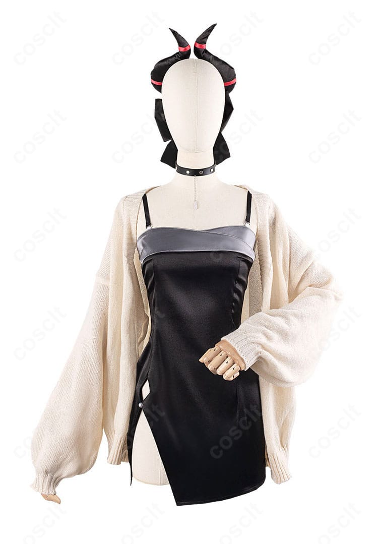 鬼方カヨコ ドレスコスチュームの正面全身。ロングコートとワンピースのバランスが分かる写真