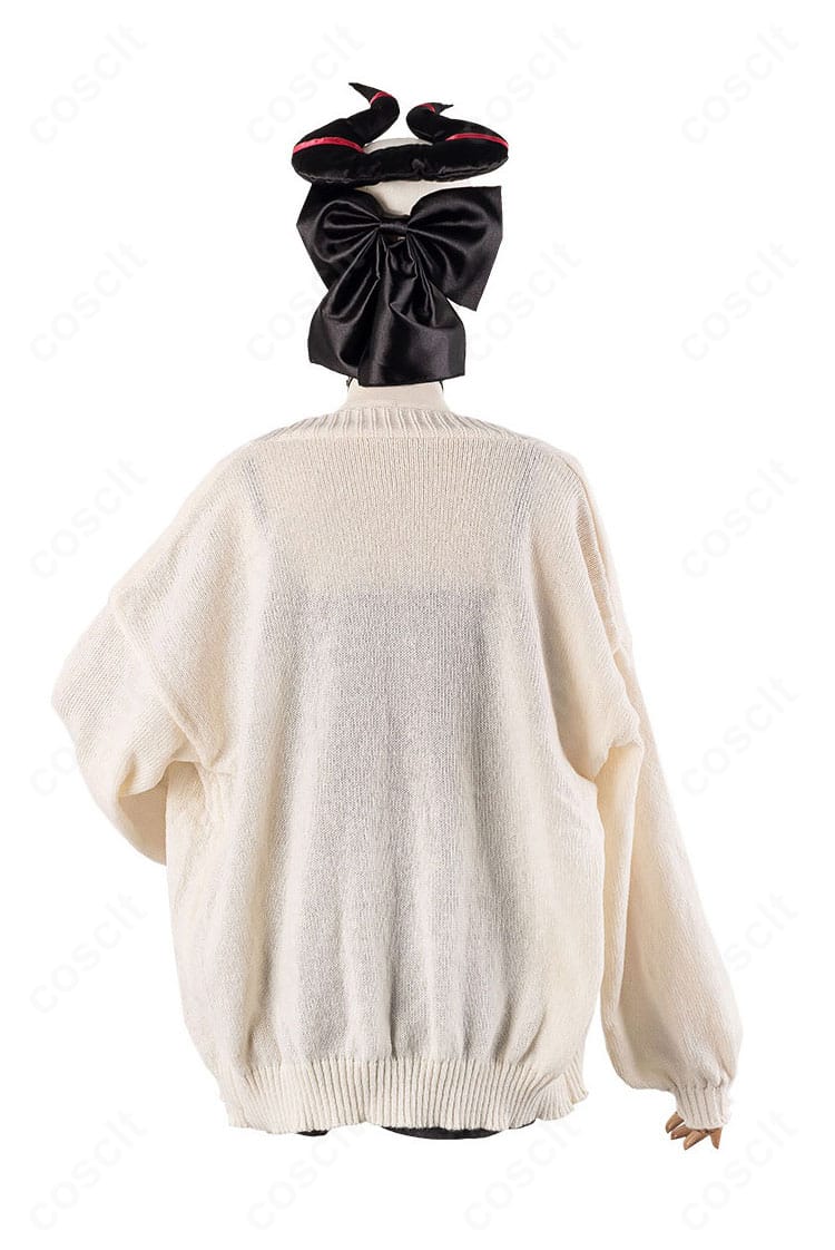 鬼方カヨコ コスプレ衣装の背面。コート後ろ姿とワンピースの裾の広がり