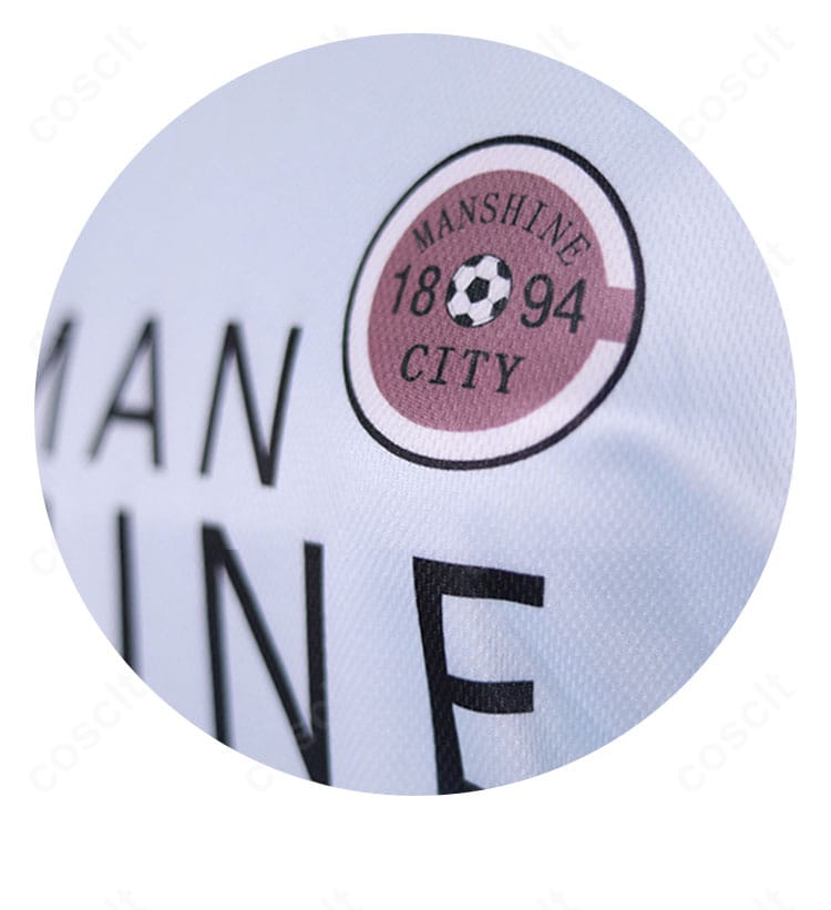 前胸部分のロゴ風意匠とライン切り替えを捉えたディテール画像。縫製と配置バランスが確認できる