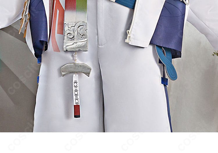 腰飾りとベルト周りのディテール。金具の質感と固定方法、シルエットを整える位置関係を捉えた近接写真。