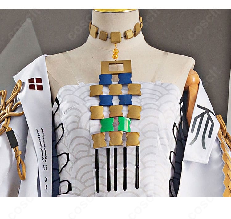 シュウ衣装の正面ディテール。ベアトップのライン、ネックレス、透明ストラップ、フロント装飾の質感が分かる近接写真。