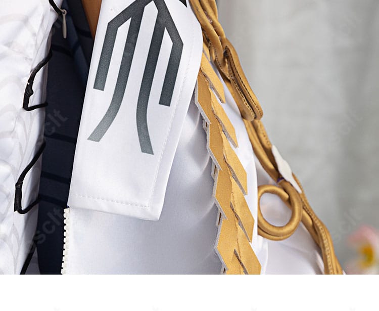 右肩袖ディテールの拡大。コートのパネル装飾とベルト風パーツ、縫製とエッジ処理の仕上がりを示す。