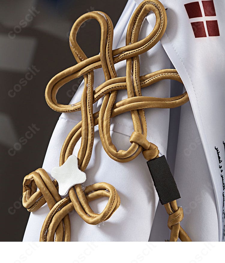 左肩袖ディテールの拡大。肩口の意匠と固定構造、装飾パーツの配置バランスを確認できる画像。