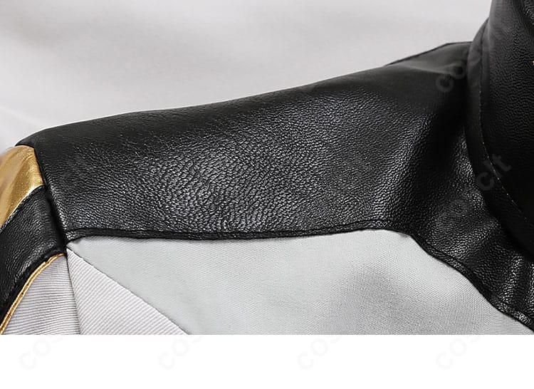 肩周りの構造ディテール。肩章の厚みと縫製の整いを確認。