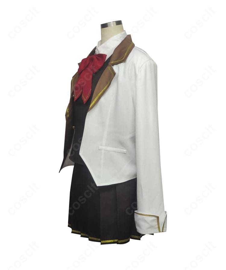 アリサ・ミハイロヴナ・九条 学園制服コスプレの側面。コートのラインとスカートのシルエットが分かるカット