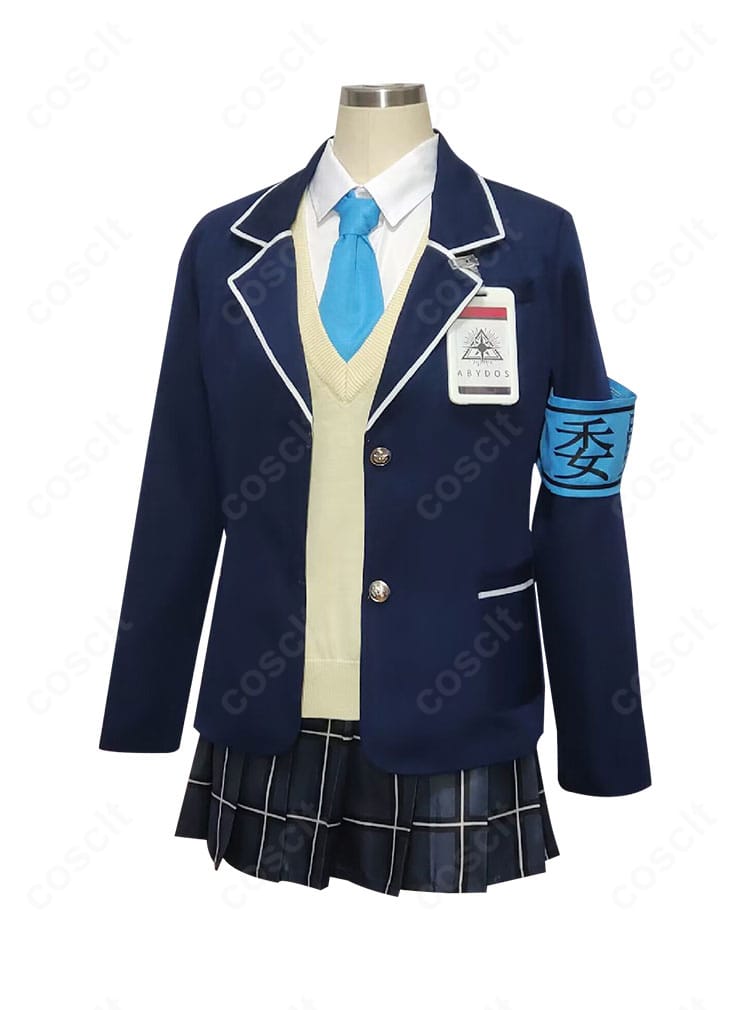 奥空アヤネ 制服コスプレ 正面アップ。ネクタイ・セーター・シャツのレイヤーと清潔感ある配色が分かる画像