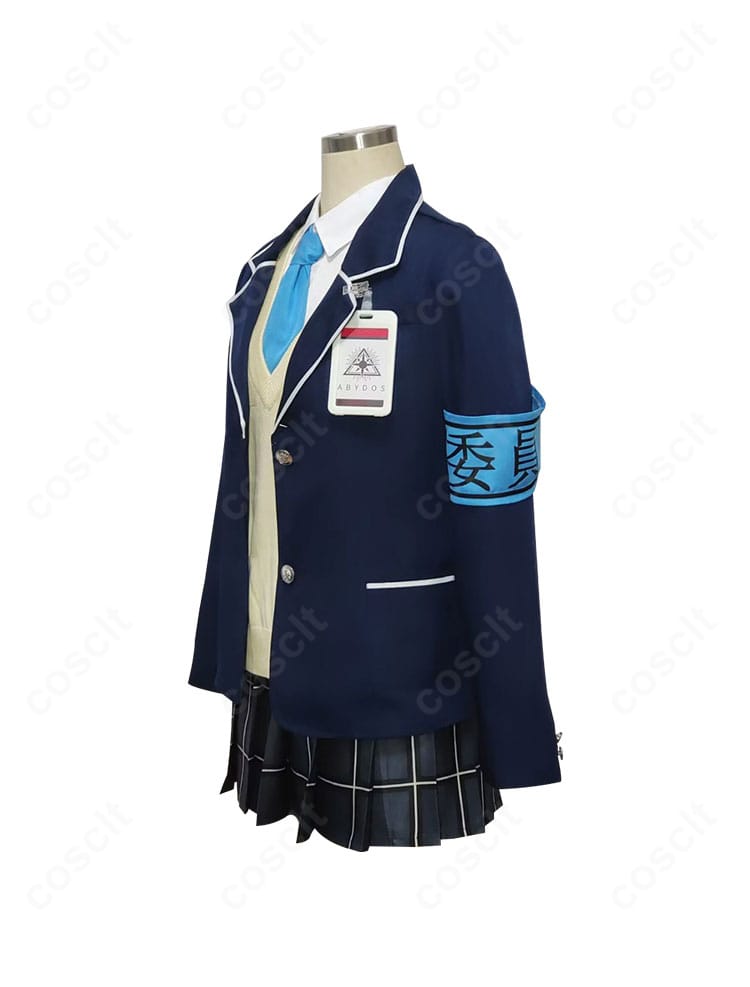 奥空アヤネ 制服コスプレ 側面。コートのラインとスカートのプリーツが美しく、シルエットの流れを確認できる画像