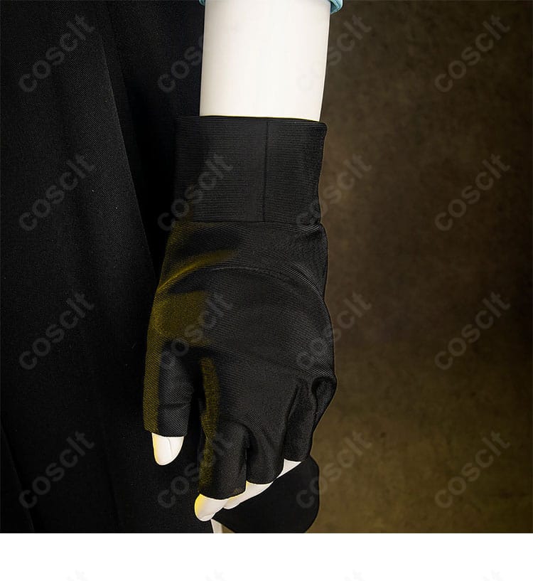 手袋の質感と縫製のアップ。フィット感のある素材で手元の印象を引き締め。