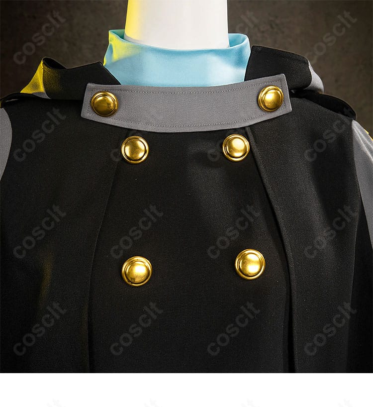 襟元とボタン装飾のクローズアップ。ステッチワークと金具の質感が分かるディテール。