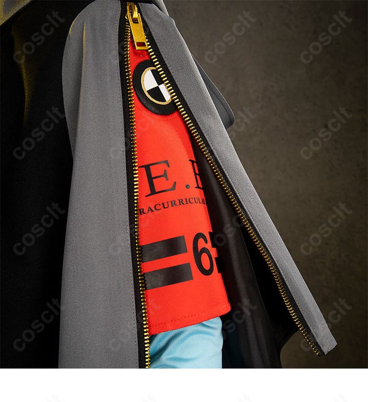 左肩スリーブの装飾ディテール。袖口の切り替えとワッペンの仕立てを確認。