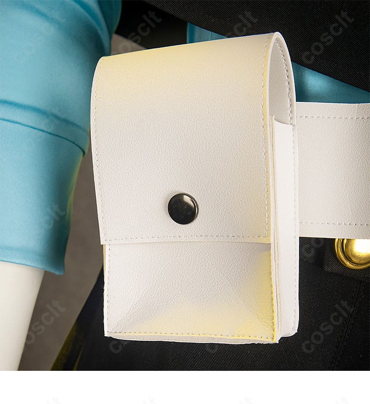 小型バッグ風アクセサリーのクローズアップ。パイピングと留め具の精密な仕上げ。