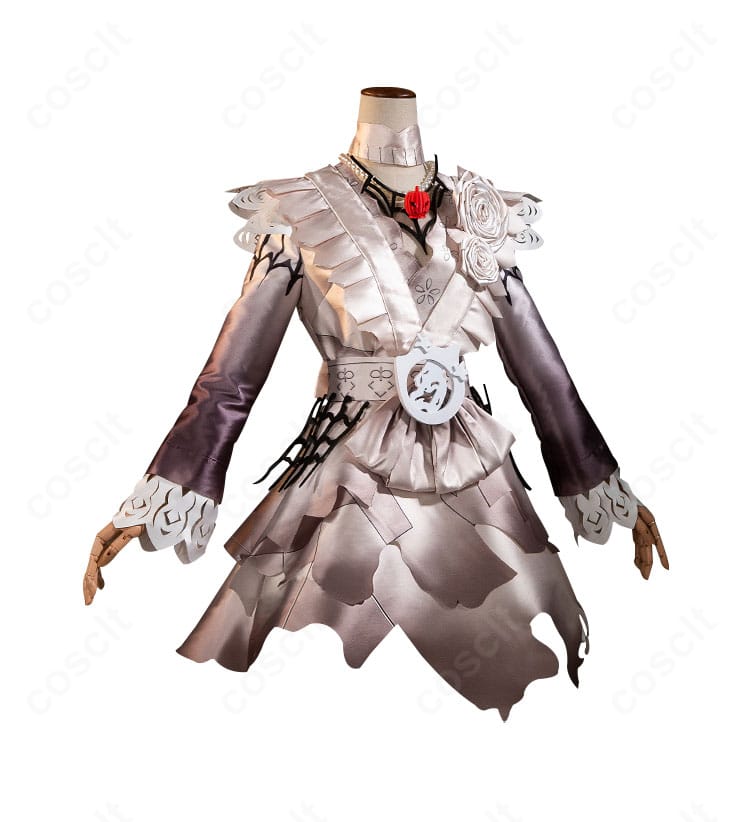 衣装右側のディテール接写。ベルトや腰飾り、素材のハリ感と縫製ラインが見えるアングル。