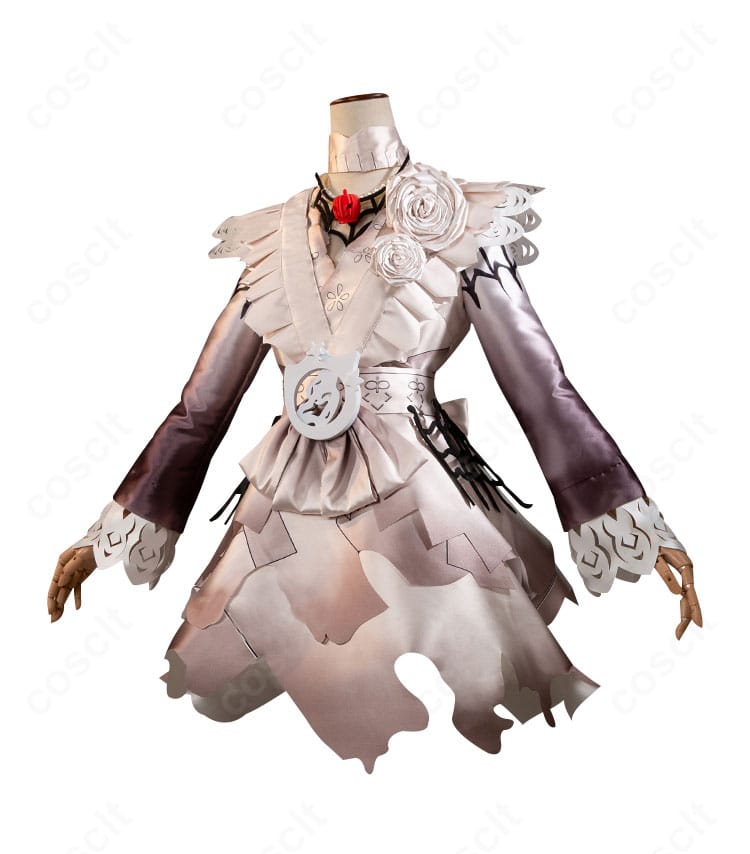 衣装左側のディテール接写。背中につながる大きな蝶結びの形状と取り付け部の仕上げが分かる構図。