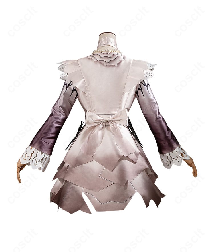 コスプレ衣装の背面全体。背部蝶結びとスカートラインが際立つ、形崩れしにくい設計を示す写真。