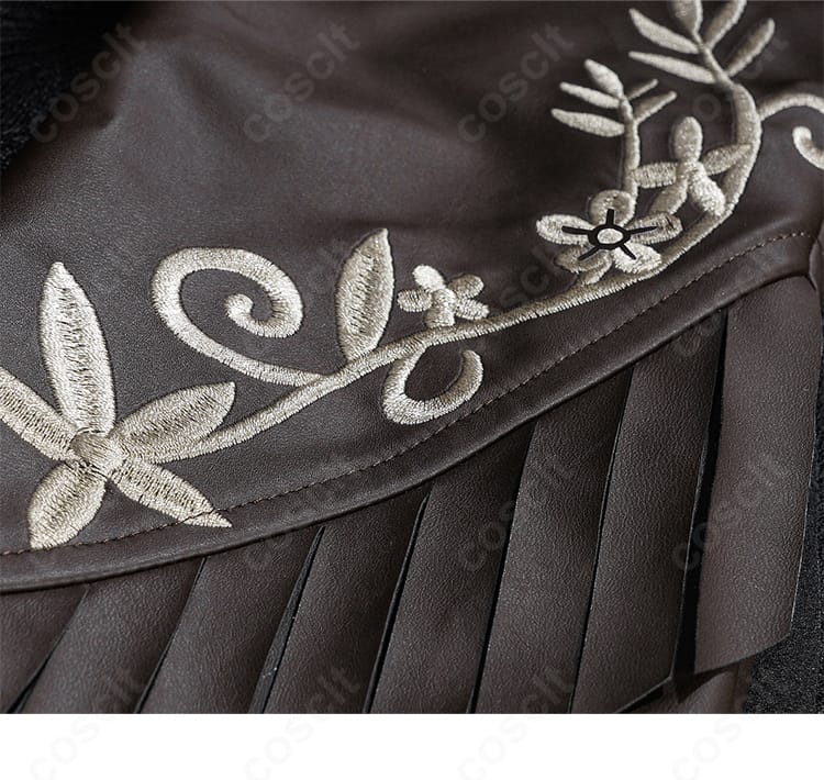 肩の装飾ディテール。立体パーツの配置と素材のハリ感が伝わる。