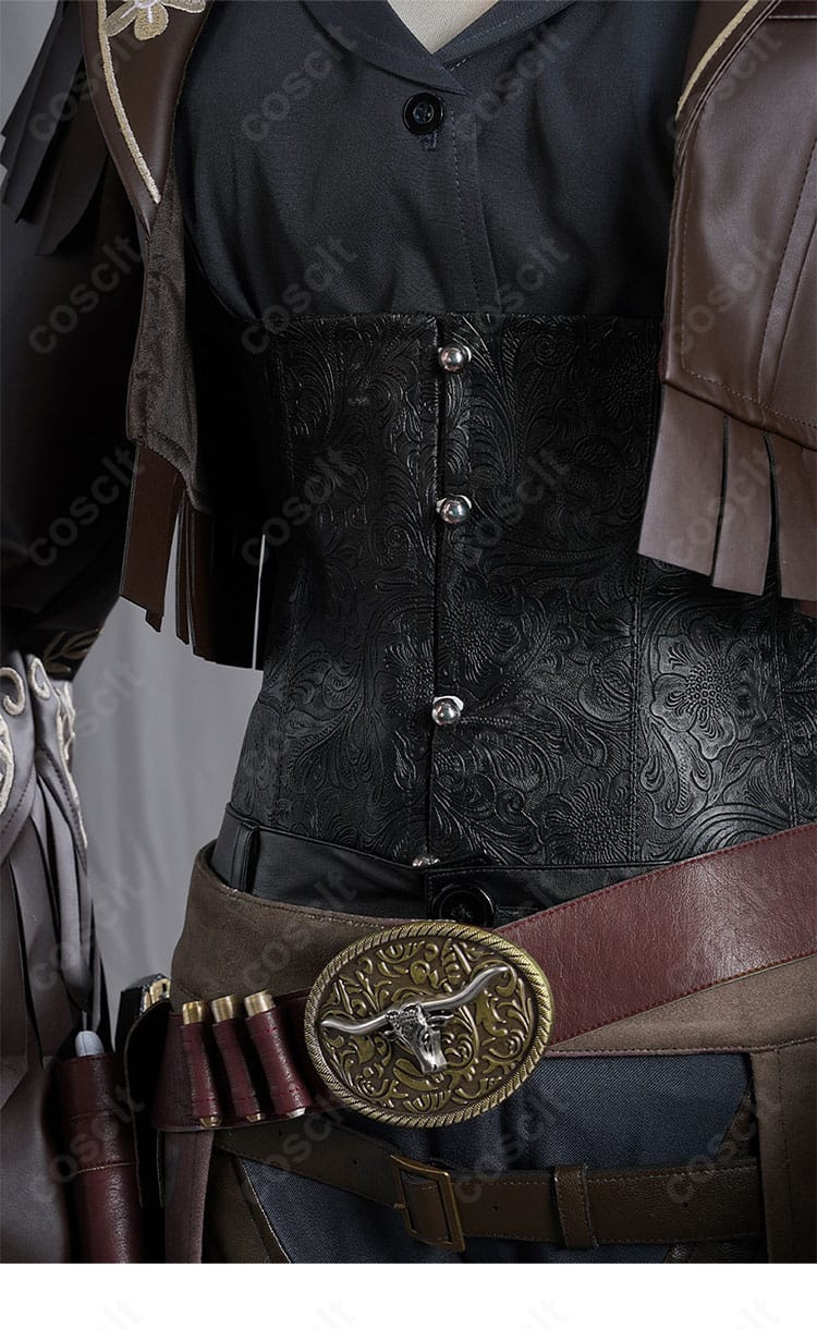 腰回りの装飾アップ。コルセットベルトと腰飾りの重ね付けが分かる。