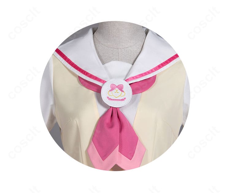 真中らぁら コスプレの襟元ディテール。襟周りの装飾とスカーフの結び目が分かる近接画像。