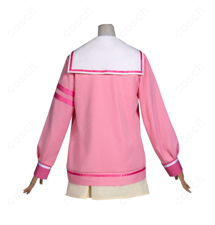 真中らぁら 冬服制服コスプレの背面。背中の切り替えと裾の流れ、後ろ姿のディテールが見える画像。