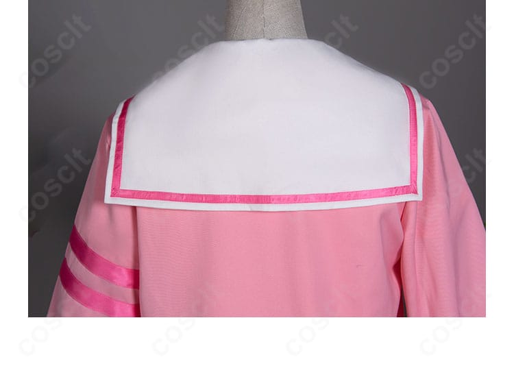 真中らぁら コスプレのスカーフ周辺ディテール。冬服らしいボリューム感と温かみのある見た目を示す画像。