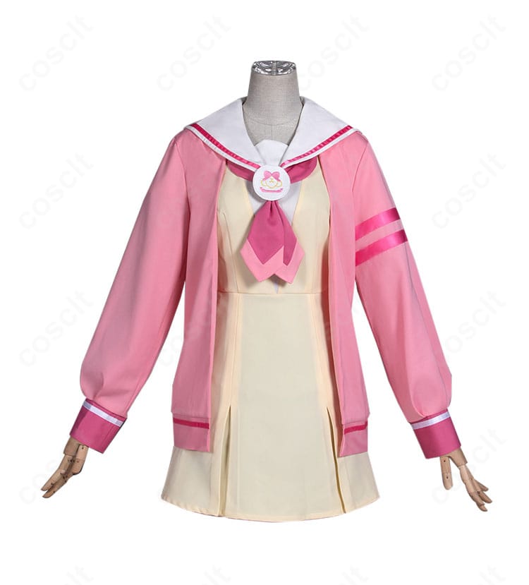 真中らぁら 冬服制服コスプレの正面アップ。襟元や胸元の装飾配置とシルエットが分かる画像。