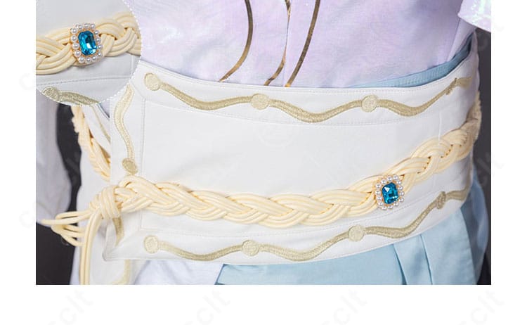 腰飾りの詳細。煌びやかなパーツ構成と質感、着脱しやすい仕様が確認できる。