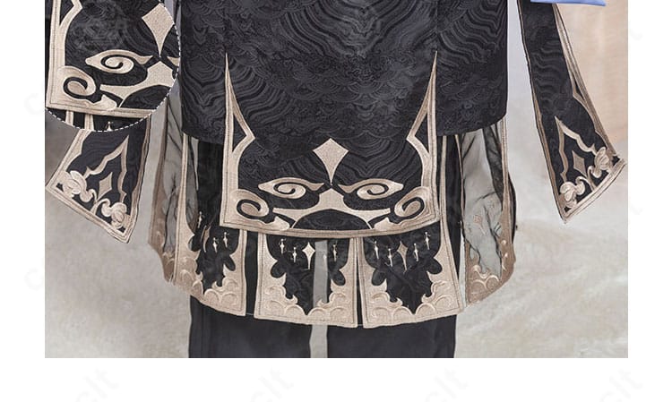 裾装飾の接写：模様とパイピングの仕上げ、ハリ感のある生地