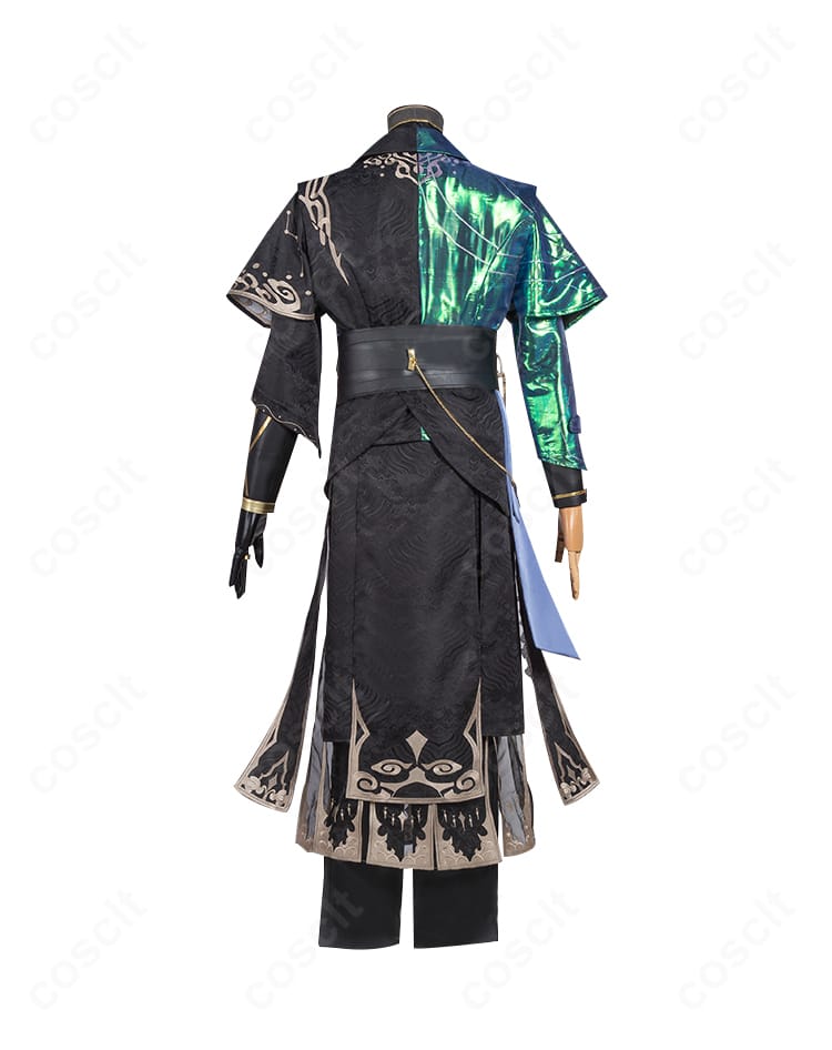 背面全体：マント風シルエットとチェーン装飾の配置が分かる角度