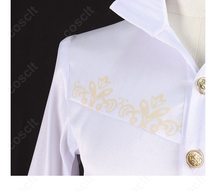 シャツ装飾の細部。胸元のタックとボタン配置でクラシカルな雰囲気に。