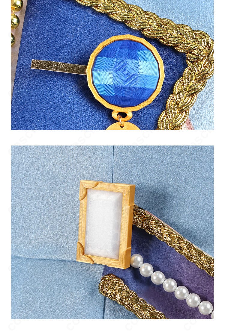 襟元の装飾詳細。王道感のある飾り紐とエンブレム風モチーフが印象的。