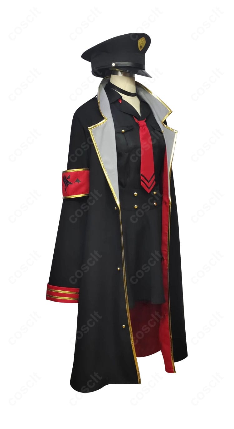 元宮チアキ コスプレ衣装の右側面。コートのラインとスカートの落ち感、帽子・腕章の見え方を確認できる角度。