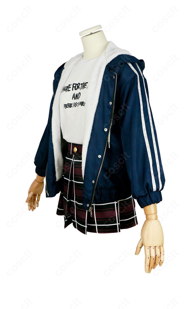 井芹仁菜 コスプレ衣装 右側面。コートのラインとスカートのフレア感など細部の再現を確認。