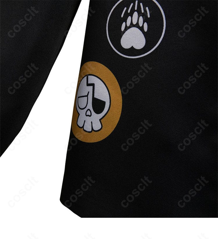 裾部分の装飾とステッチ。全体バランスを整える繊細な意匠を描写。